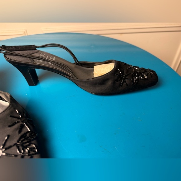 Mootsies Tootsies Black Slingback Heels with Floral Design - Picture 4 of 6